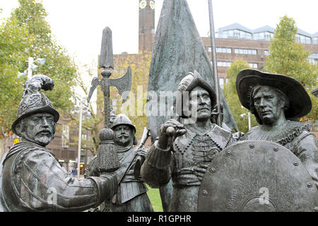 La statua di Rembrandt di notte su piazza Rembrandt (Rembrandtplein) si trova sulla piazza principale nel centro di Amsterdam, Paesi Bassi, chiamato dopo l'artista Rembrandt. Nella parte anteriore sono sculture della guardia notturna - il suo più celebre dipinto. Foto Stock