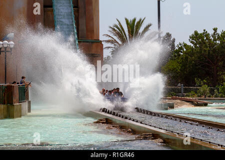 Visitatori spruzzi verso il basso sullo scivolo d'acqua ride in SeaWorld (viaggio di Atlantis), San Diego, California, Stati Uniti. Foto Stock