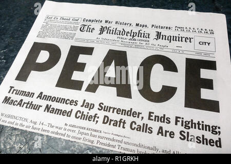 Front page headline sul Philadelphia Inquirer (replica), 15 agosto 1945, dopo la resa giapponese alla fine della Seconda Guerra Mondiale. Foto Stock