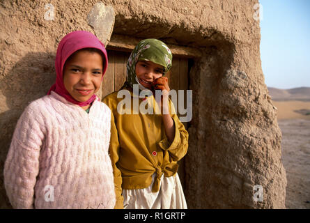 Ritratto di due ragazze che indossano abiti tradizionali e sorridente. Foto Stock