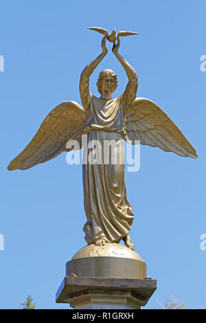 Stratoni, Grecia - 27 Giugno 2011: alato Lady oro Azienda Colomba Statua in Stratoni, Grecia. Foto Stock