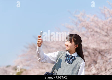 Giapponese junior-alta schoolgirl in uniforme Foto Stock