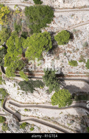 Vista su Via Krupp percorso con tornanti dai Giardini di Augusto (Giardini di Augusto) sull'isola di Capri, Italia meridionale. Foto Stock