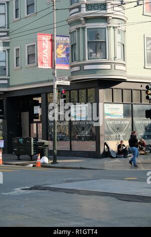 Angolo di Haight Ashbury e, nel Haight Ashbury District di San Francisco, California, Stati Uniti d'America. Foto Stock