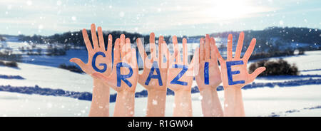 Molte mani edificio mezzi Granzie Grazie, paesaggio invernale come sfondo Foto Stock