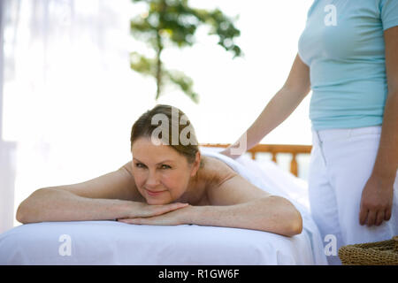 Una donna di ricevere un massaggio Foto Stock