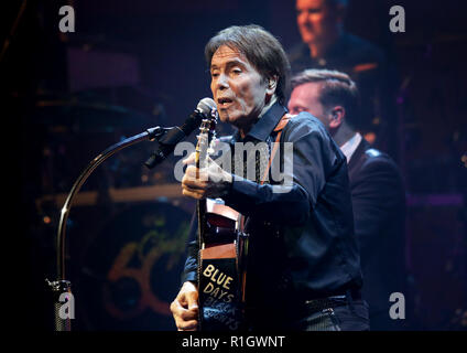 Sir Cliff Richard esegue a Manchester Bridgewater Hall dotata di: Cliff Richard dove: Manchester, Regno Unito quando: 12 Ott 2018 Credit: Sakura/WENN.com Foto Stock