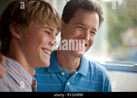 Sorridente padre e figlio di incollaggio. Foto Stock