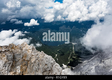 Vista panoramica del lago Eibsee dal Zugspitze, la montagna più alta delle Alpi Bavaresi, casa di tre ghiacciai e Germania la località sciistica più alta. Foto Stock