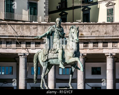 Piazza del Plebiscito, Monumento a Carlo III di Spagna. Napoli, campania, Italy Foto Stock