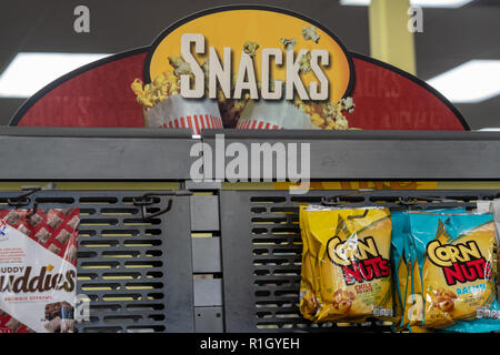 12 agosto 2018 - FAIRBANKS ALASKA: Snack signage all interno di una chiusura di Blockbuster video nella sua liquidazione definitiva giorni. I dadi di mais sul display Foto Stock