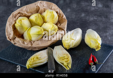 Un sacco di carta con indivia in Francia o in Belgio Foto Stock