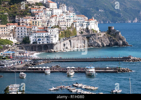 La città e il porto di Amalfi sulla Costiera Amalfitana in Italia meridionale. Fotografato in un giorno chiaro all'inizio dell'autunno. Foto Stock