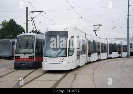 Wien, Hauptwerkstätte der Wiener Linien, Wiener ULF (Siemens), daneben Strassenbahn von Bombardier für Palermo - Vienna, officina principale di Vienna trasp Foto Stock