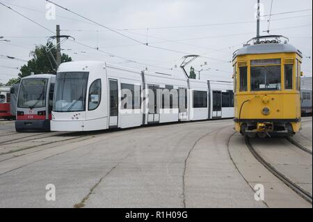 Wien, Hauptwerkstätte der Wiener Linien, Wiener ULF (Siemens), daneben Strassenbahn von Bombardier für Palermo - Vienna, officina principale di Vienna trasp Foto Stock