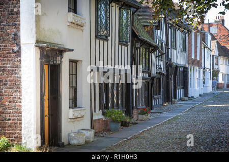 La struttura di legno edifici e strade di ciottoli sono tipiche del vecchio ex porto di segale, East Sussex. Foto Stock