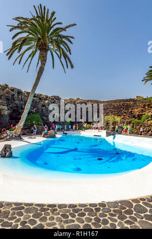 La piscina blu a Jameos del Agua Lanzarote isole Canarie Foto Stock