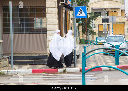 4 dicembre 2018 giovani Drusi donne islamiche in piena abito in una comunità araba in alture del Golan in Israele. Foto Stock