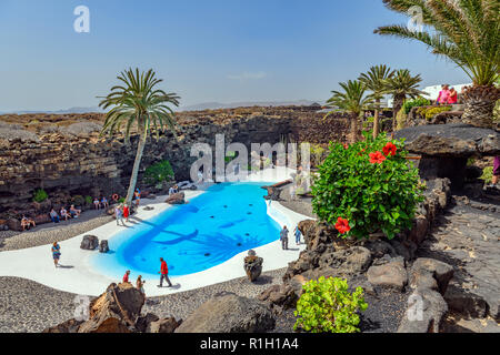 La piscina blu a Jameos del Agua Lanzarote isole Canarie Foto Stock