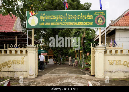 Il Vietnam Cambogia polizia di immigrazione internazionale Checkpoint di confine sul fiume Mekong crossing. Kaam Samnor, Cambogia, sud-est asiatico Foto Stock