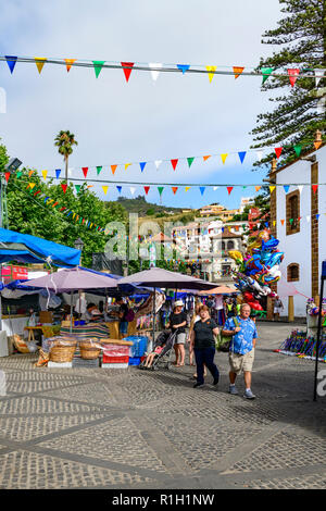 La gente del posto e i turisti si mescolano nella maket a Teror, Gran Canaria Isole Canarie Foto Stock