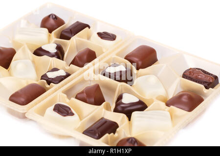 Assortimento di cioccolato in scatola di plastica. Foto Stock