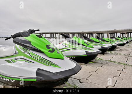 Kawasaki jet skis schierate al dock di noleggio presso la Marina HarborWalk / Villaggio in Destin Florida, Stati Uniti d'America. Foto Stock