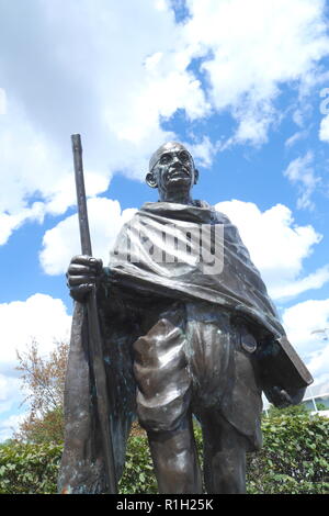 Statua in bronzo del Mahatma Gandhi, dalla Ram e Anil Sutar, Baia di Cardiff, Cardiff, Galles del Sud, Regno Unito Foto Stock