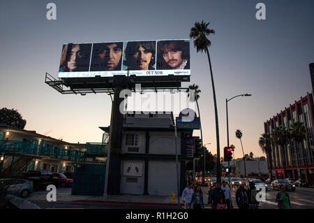 I Beatles vengono visualizzati su un back lit affissioni per il cinquantesimo anniversario di re-release di un bianco rimasterizzata Album su Sunset Strip in L.A., CA Foto Stock