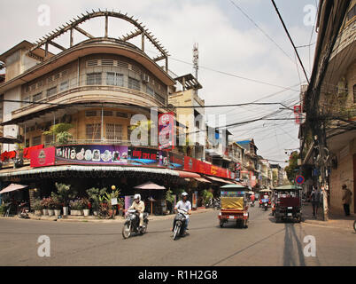 Tipica strada a Phnom Penh. Cambogia Foto Stock