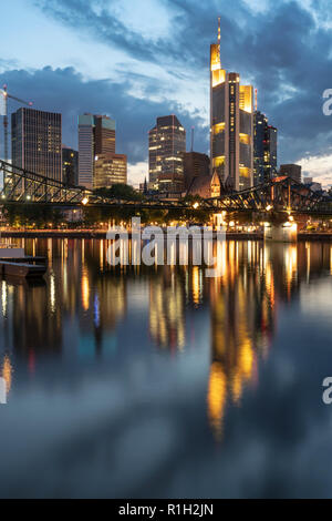 Skyline, Eisener Steg, fiume Main, Commerzbank, twilight, Francoforte, Hessen, Germania Foto Stock