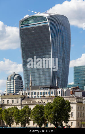 Vista di 20 Fenchurch Street attraverso il fiume Tamigi, Londra Foto Stock