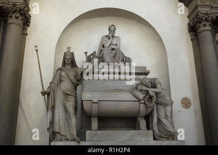 Il cenotafio di marmo di epoca medievale italiana poeta Dante Alighieri progettato da italiano scultore neoclassico Stefano Ricci e eretto nel 1829 nella Basilica di Santa Croce (Basilica di Santa Croce di Firenze, Toscana, Italia. Foto Stock