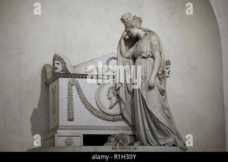 Monumento funebre al drammaturgo italiano e poeta Vittorio Alfieri progettato da italiano scultore neoclassico Antonio Canova (1806-1810) nella Basilica di Santa Croce (Basilica di Santa Croce di Firenze, Toscana, Italia. Foto Stock