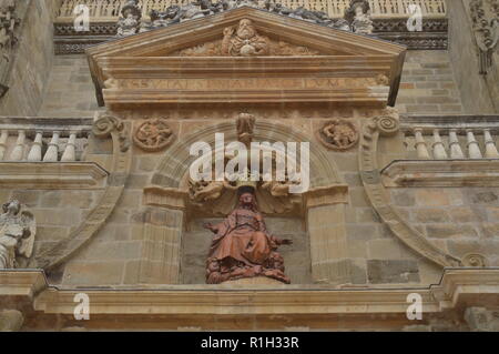 Il carving della Vergine Maria sulla facciata principale della Cattedrale di Astorga. Architettura, Storia, Camino de Santiago, viaggi street photography. Nove Foto Stock