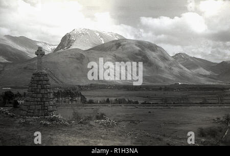 Degli anni Cinquanta, storico, una vista da questa epoca di Snowdon, la montagna più alta del Galles e il punto più alto delle isole britanniche al di fuori delle Highlands Scozzesi. I picchi rocciosi sono state formate da attività vulcanica nel periodo Ordovician. Un luogo di sepoltura e contrassegnato per la rimozione definitiva può essere visto in primo piano. Foto Stock