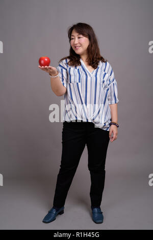 A piena lunghezza Ritratto di imprenditrice giapponese azienda apple Foto Stock