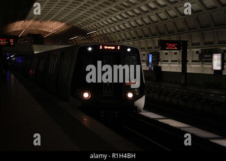 WMATA DC Metro arancione serie 7000 tira nella stazione dello Smithsonian. Foto Stock