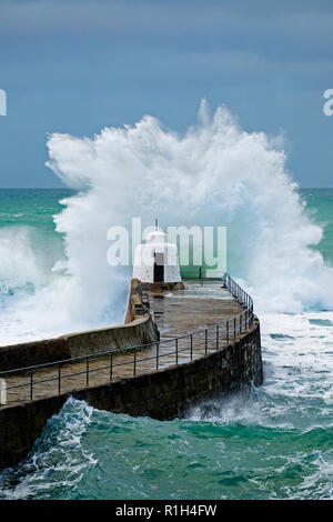 Enorme Atlantic Waves dalla tempesta barny nel 2016 crash accanto all'frangiflutti a porteath in Cornovaglia, Inghilterra, Regno Unito. Foto Stock