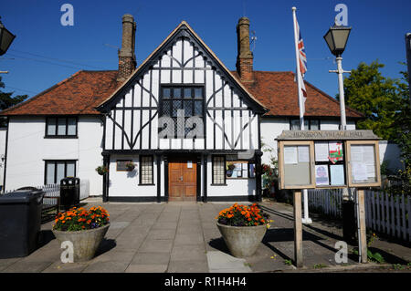 Village Hall di Hunsdon, Hertfordshire, in piedi al centro del villaggio, è stato originariamente utilizzato come scuola e come una mensa durante la Seconda Guerra Mondiale. Foto Stock