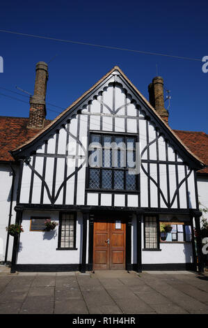 Village Hall di Hunsdon, Hertfordshire, in piedi al centro del villaggio, è stato originariamente utilizzato come scuola e come una mensa durante la Seconda Guerra Mondiale. Foto Stock