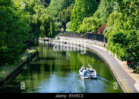 Canal Cruise barca sul Regent's Canal, Regent's Park, London, England, Regno Unito Foto Stock