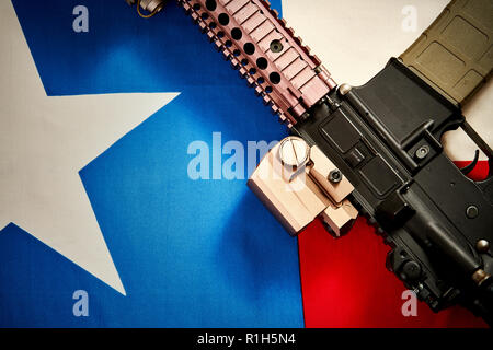 Vista dall'alto di una mitragliatrice che si trova sullo sfondo della bandiera del Texas Foto Stock