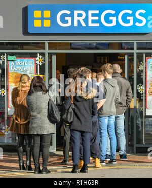 M4 di servizi, lettura, Inghilterra - Novembre 2018: i clienti in coda al di fuori della porta in corrispondenza del ramo popolare di Greggs bakery presso la stazione di servizio sulla Foto Stock