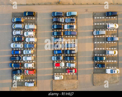 Parcheggio con veicoli parcheggiati e posti vuoti Foto Stock