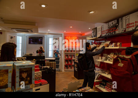 Abbey Road shop vende vari musica correlati doni, London, England, Regno Unito Foto Stock