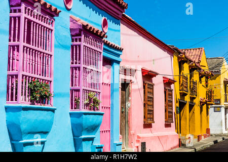 Colorate strade di Getsemani aera di Cartagena de Indias los Bolivar in Colombia Sud America Foto Stock