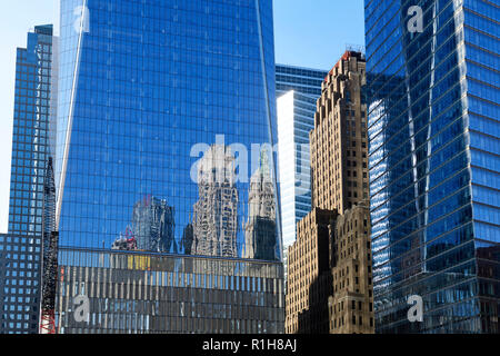 La riflessione del circostante grattacieli in facciata in vetro del One World Trade Center, Ground Zero, Manhattan, New York Foto Stock