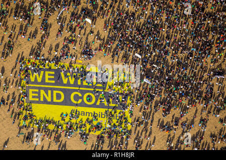 Molte persone sulla dimostrazione su larga scala con banner ci sarà fine del carbone, contro la deforestazione delle foreste Hambach Foto Stock