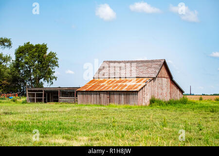 Un vecchio americano fienile in legno su terreni agricoli in Kansas, Stati Uniti d'America. Foto Stock